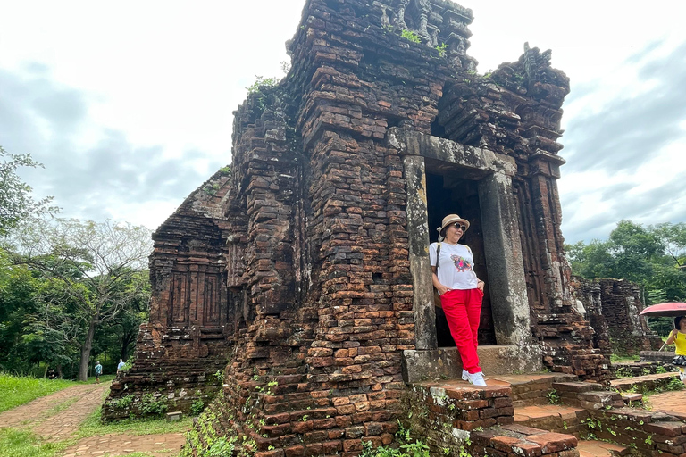 Hoi An: My Son-ruinerna; Buss-Båt-Kulturell show-Lunch-Guide