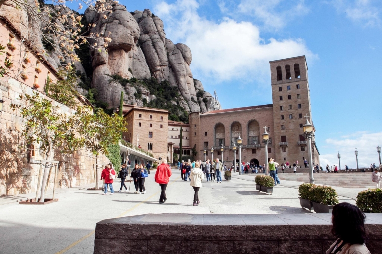 Real Basílica de Montserrat: tour guiado desde BarcelonaTour bilingüe por la tarde: preferencia de guía en inglés
