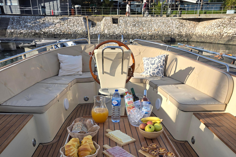 Lisbon: Tagus Motorboat Cruise Open Bar & Pro Guide Morning: Breakfast Motorboat Cruise with Open Bar