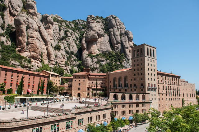 Tour &quot;Salta la linea&quot; di Barcellona e Montserrat con prelievo