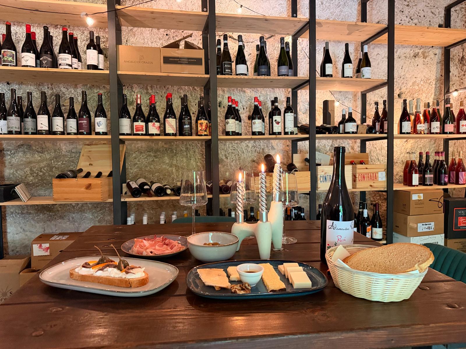 Weinverkostung in einer natürlichen Höhle: Sizilianische Weintour mit WSET-Sommelier