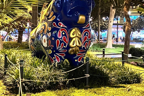 Lima: Miraflores Night Tour with Pisco Sour or Chilcano