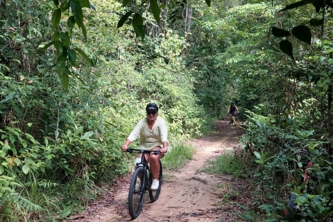 Phuket: Excursión de medio día en bicicleta por el campo con almuerzo