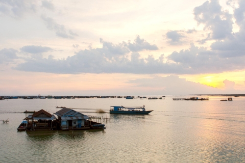 Cena al atardecer en el pueblo flotante de Tonlé SapCrucero con cena al atardecer: Lago Tonle Sap en Camboya