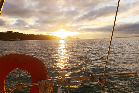 Lisboa:Sunset Sailing Tour at Tagus River with welcome drink