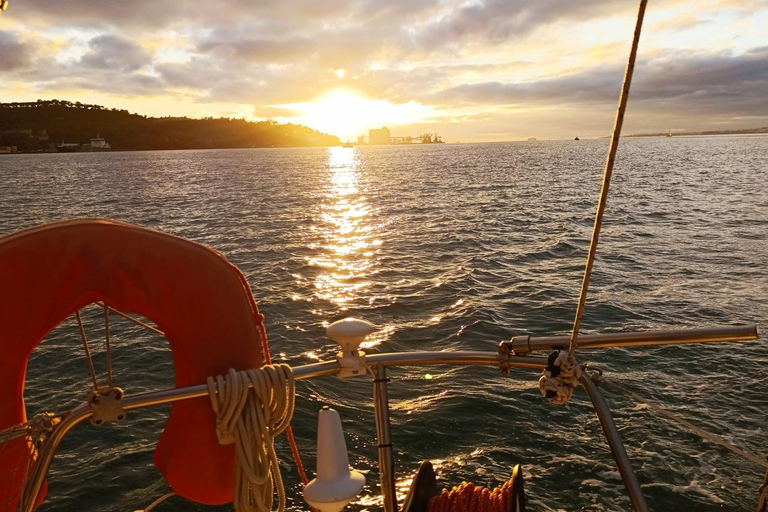 Lisboa:Sunset Sailing Tour at Tagus River with welcome drink