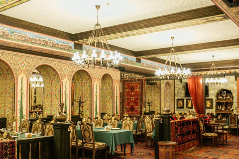 Baku: Free Walking Tour & Dinner at Shirvanshah Museum