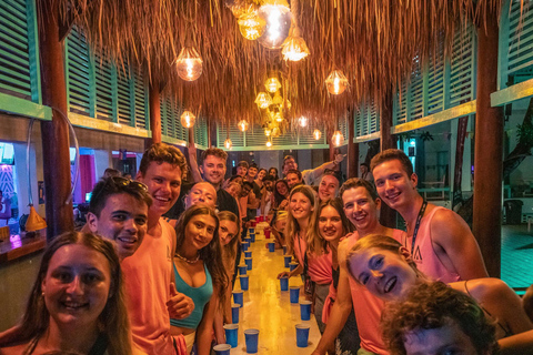 Ao Nang: Geführter Bar Crawl mit Shots und einem T-Shirt