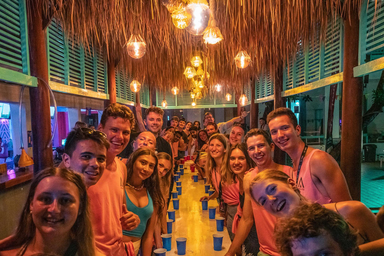 Ao Nang: Geführter Bar Crawl mit Shots und einem T-Shirt