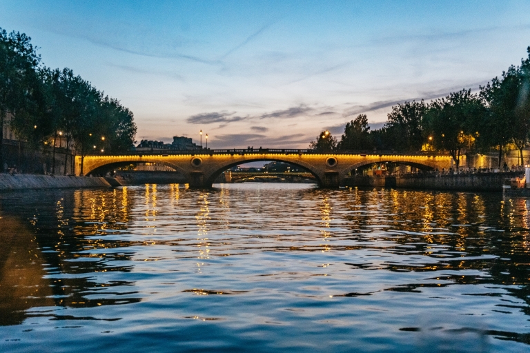 Parijs: rondvaart over de Seine met 3-gangendinerRondvaart met 3-gangen diner met champagne bloemblaadjes