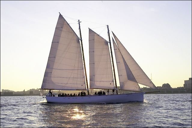 NYC: Sonnenuntergangssegeln an Bord des Schoners Adirondack