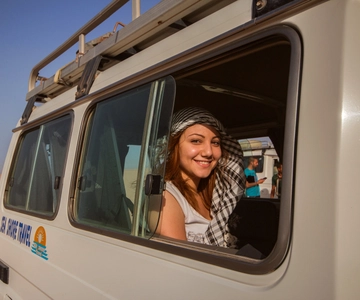 Hurghada: 6-Hour Jeep Desert Safari, Dinner, and Show