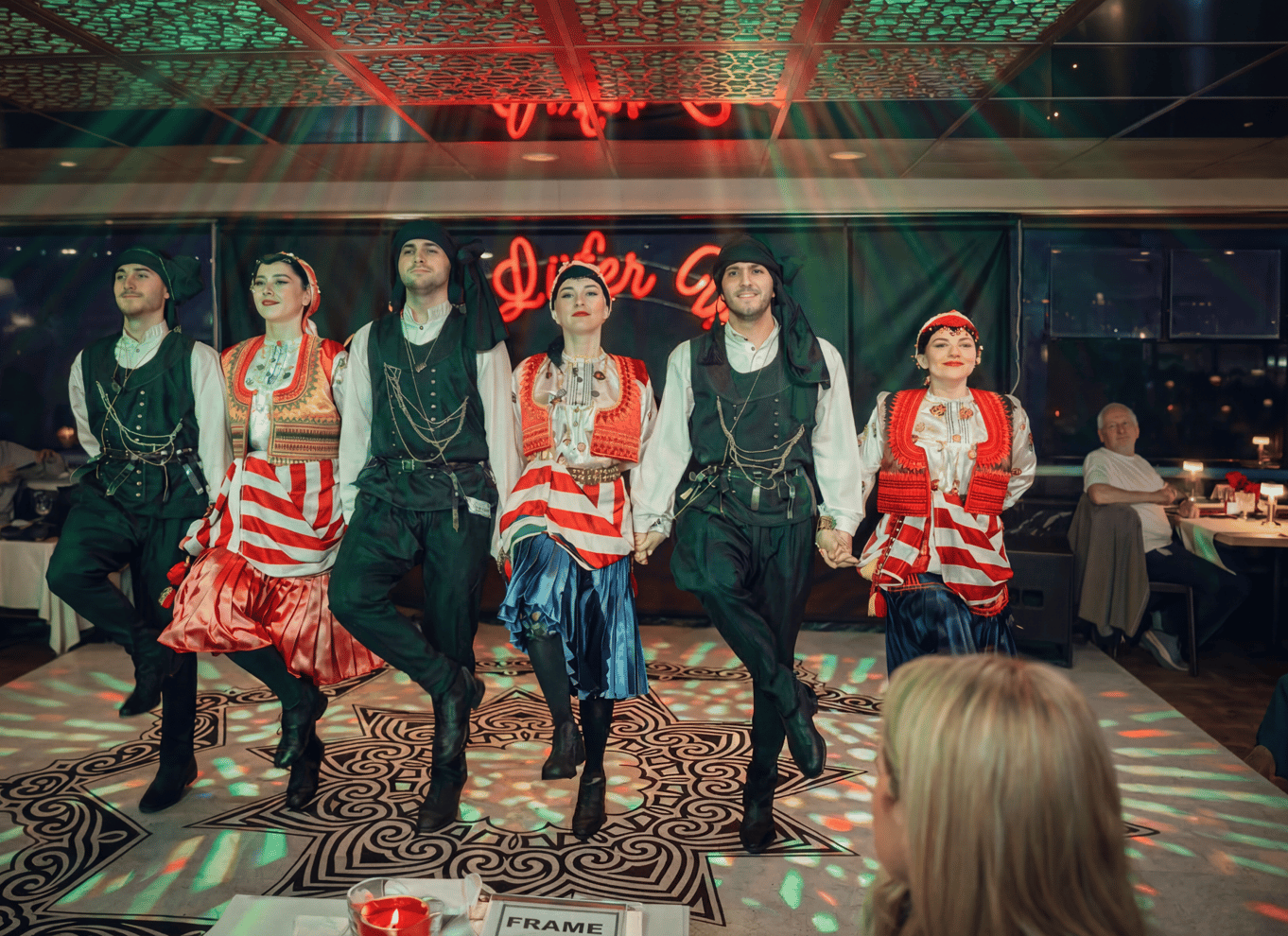 Istanbul: Bosporus-middagscruise og show med privat bord