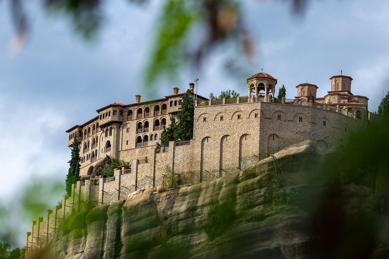 Da Salonicco: Viaggio in treno a Meteora e tour dei monasteriMeteora: viaggio in treno e tour dei monasteri da Salonicco