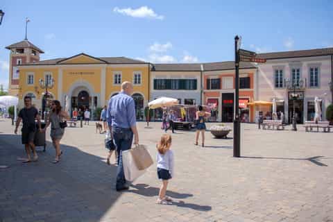 Milan: Serravalle Designer Outlet Roundtrip Bus Transfer