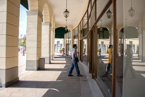 Milan: Serravalle Designer Outlet Roundtrip Bus Transfer
