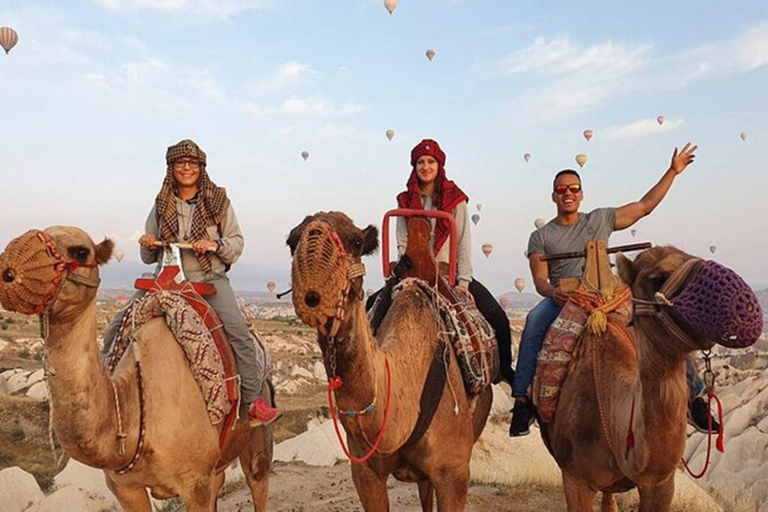 Desde Capadocia: Excursión de un día a camello al amanecer o al atardecer