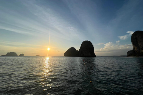 Mise en évidence du plancton rougeoyant et du coucher de soleilBateau rapide pour le coucher de soleil et le plancton rougeoyant de Koh Daeng