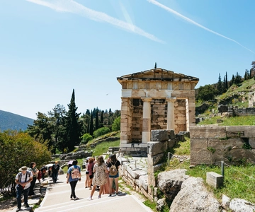 Athens: Mythology of Delphi, Museum and Arachova Guided Tour