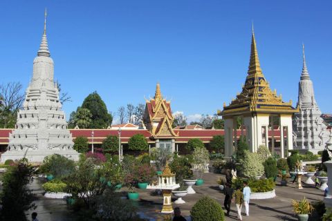 Phnom Penh Private Tour: Royal Palace, Silver Pagoda, S-21