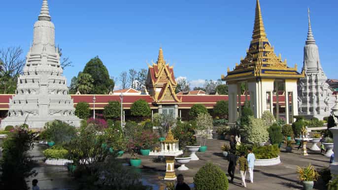 phnom penh private tour royal palace silver pagoda s21