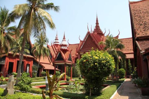 Пномпень: национальный музей, русский рынок и храм Ват Пном