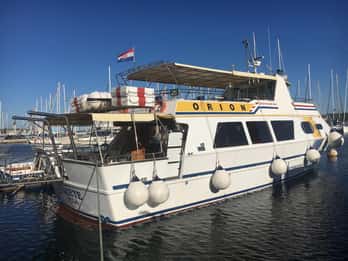 Pula: Dolphin Watching Sunset Cruise with Dinner & Drinks