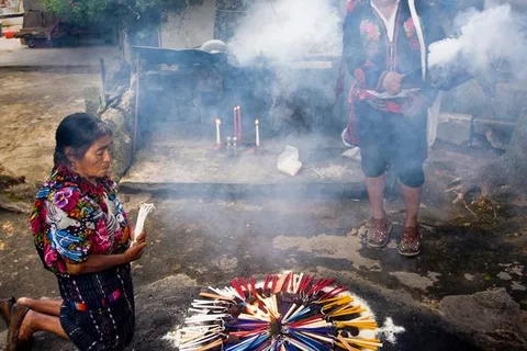 Atitlan meer: Mayaceremonie bij de heilige grotten