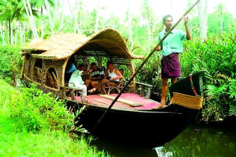 Cochin: Półdniowy rejs łodzią po Backwater Village z lunchemPrywatny transport i wspólny rejs