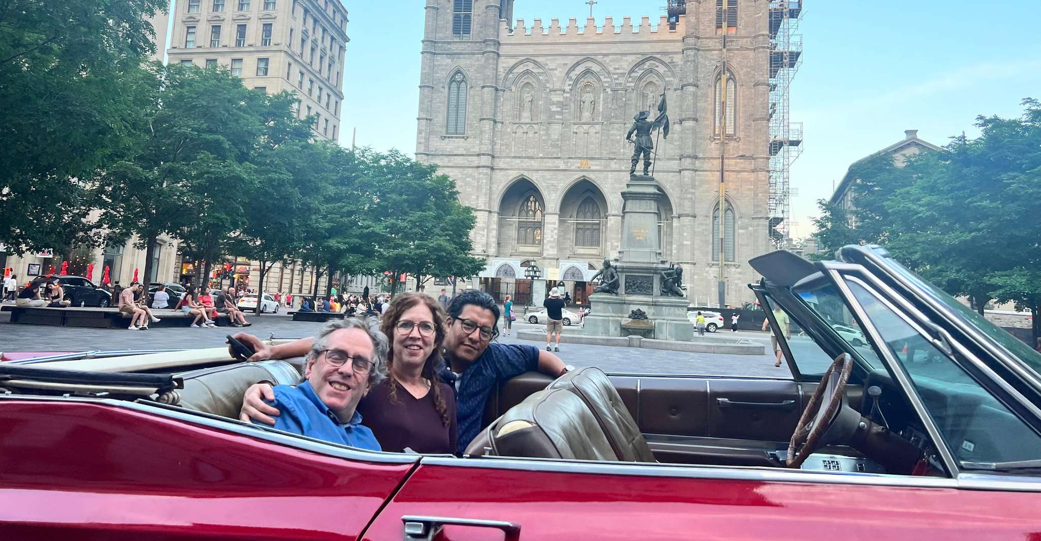 Montréal: Guided Tour in Vintage Convertible Cadillac photo 6