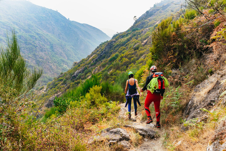 Do Porto: Viagem de Canyoning no Parque Nacional do Gerês