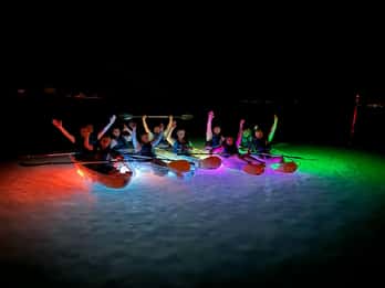 Rab: Aventuras nocturnas kayaks transparentes iluminados
