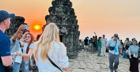 Siem Reap: Grand Circle Tour and Sunset on Bakheng Hill with Guide