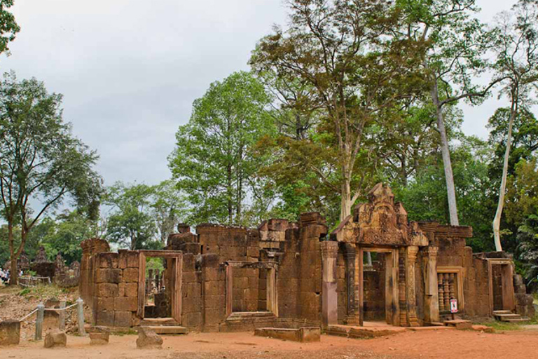 Siem Reap: Banteay Srey and Roluos Temples Day Tour