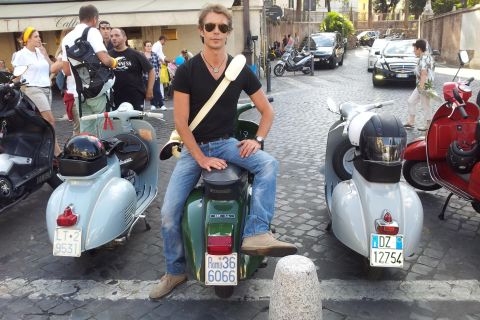 Roma: tour de medio día en Vespa con conductor
