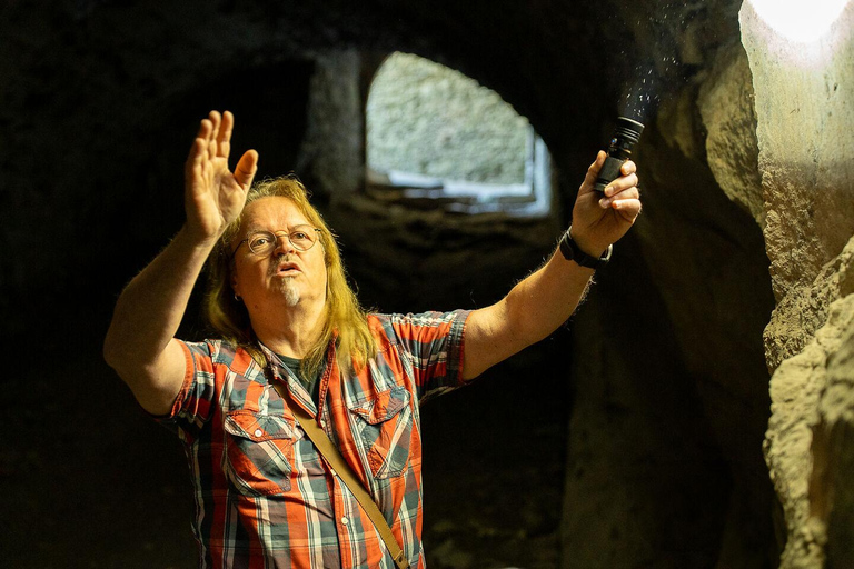 Singen: Guided tour of the Hohentwiel fortress ruins with a castle researcher Singen: Guided tour with a castle researcher through the Hohentwiel fortress ruins