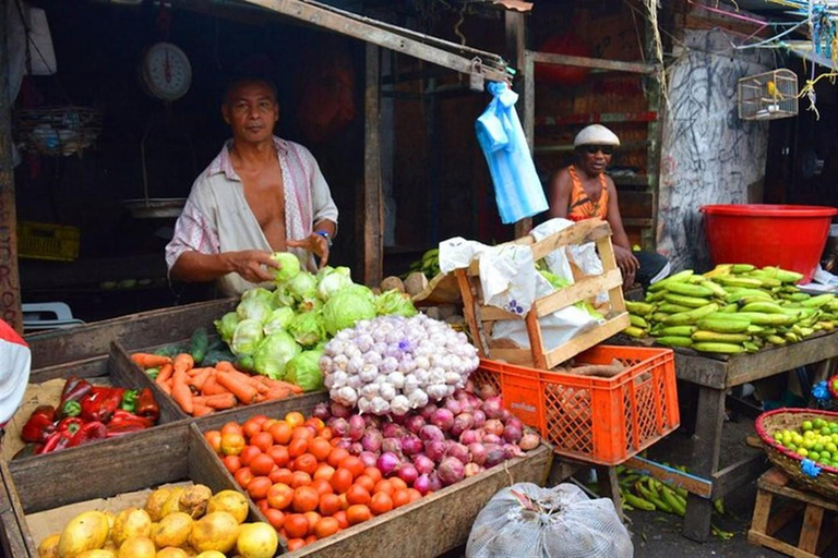 Cartagena: tour guidato del mercato di Bazurto con pranzo e trasferimentoCartagena: tour guidato al mercato di Bazurto con pranzo e trasferimento