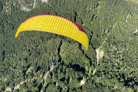 Bovec: parapendio biposto sulla valle dell&#039;IsonzoBovec: Parapendio biposto sulla Valle dell&#039;Isonzo