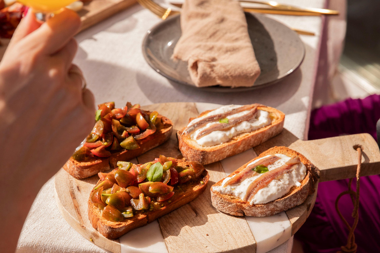 Prywatna degustacja wina z widokiem na Sagrada Familia i posiłkiem tapas