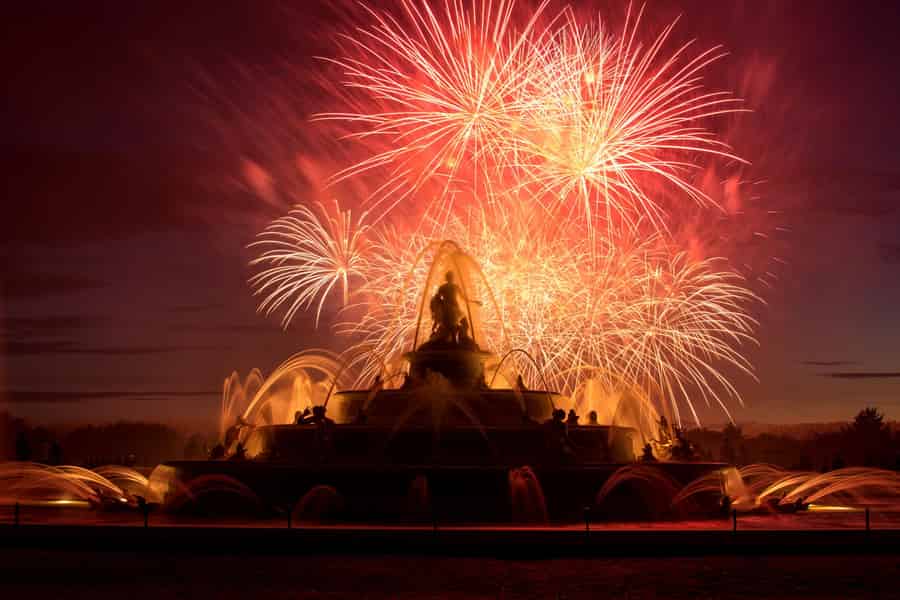 Paris: Wasserspiele-Show in Versailles am Abend mit Transfer. Foto: GetYourGuide