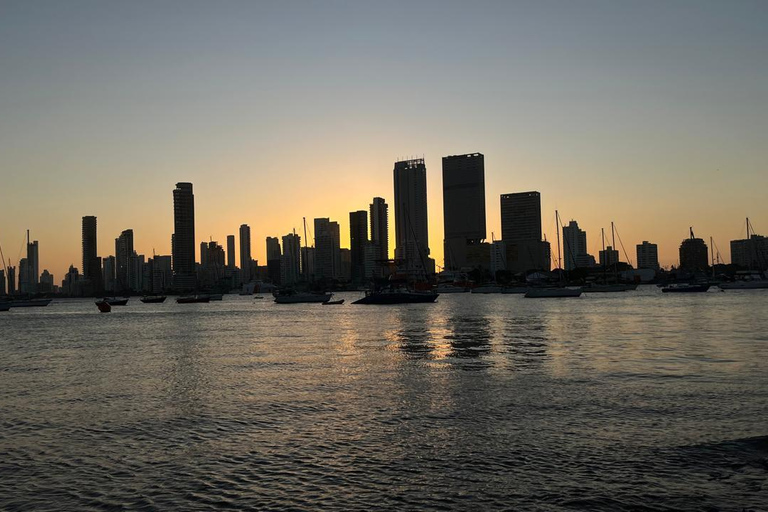 Passeio de bicicleta ao pôr do sol com visita à baía de Cartagena e GetsemaníPasseio de bicicleta ao pôr do sol com visita à Baía de Cartagena e Getsemaní