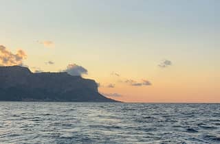 Bootsfeier im Zentrum von Palermo: Junggesellinnen- oder Junggesellenabschied auf dem Boot
