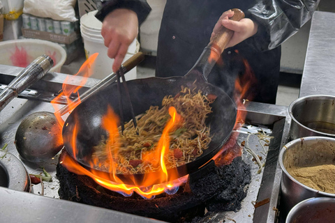 Shanghai: Local Food Market and Park Walking Tour
