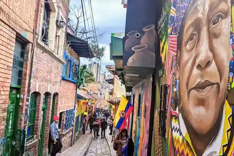Bogotá: Caminhada autoguiada pelo centro da cidade e pelo centro histórico de La Candelaria