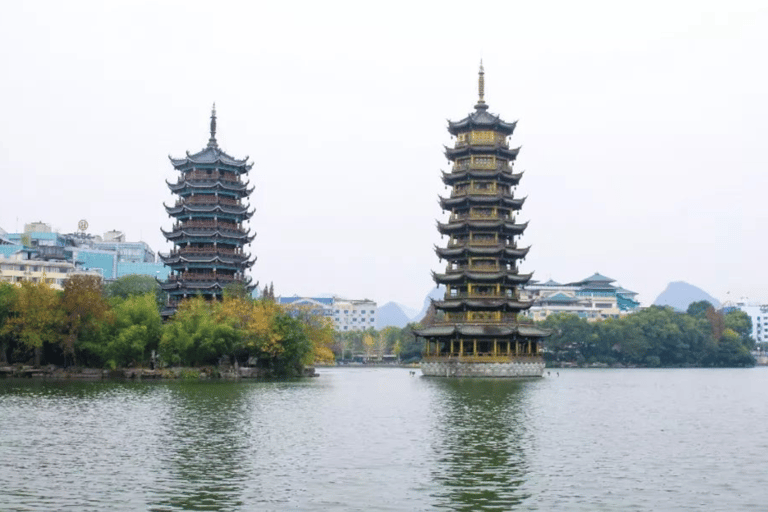 En train à grande vitesse, de Guangzhou à Guilin, visite des principales attractions de la ville.