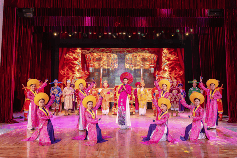 Da Nang : spectacle Ao Dai avec visite de la ville et marché nocturne