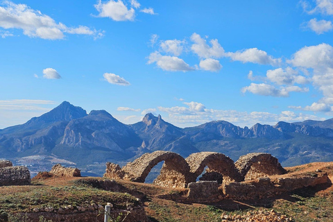 贝尔尼亚山脉环线：穿越 Forat 隧道的导览徒步提供接送服务