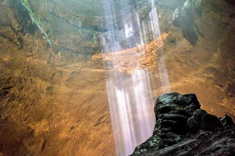 Tour dell'alba sul vulcano Nglanggeran, della grotta di Jomblang e di PrambananTour all'alba sul vulcano Nglanggeran, alla grotta di Jomblang e a Prambanan