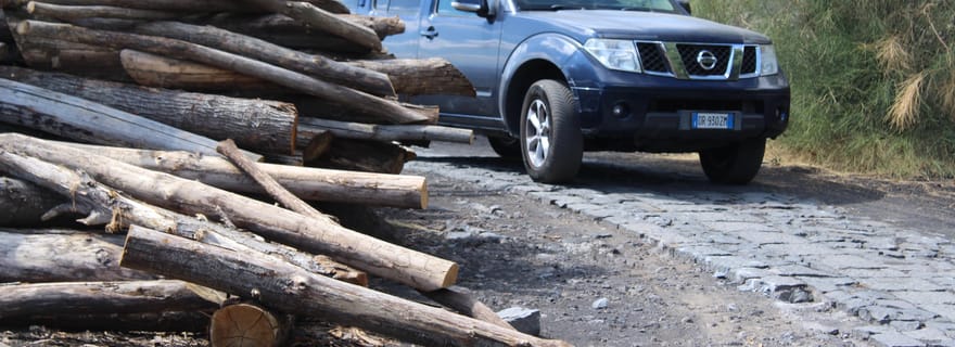 Etna Jeep Tour : explorez les cratères, les grottes de lave, les caves à vin de l’Etna - Brunch