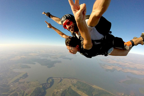 Foz do Iguaçu: Tandem Skydiving Experience with Pickup Foz do Iguaçu: Tandem Skydiving w/ Cameraman